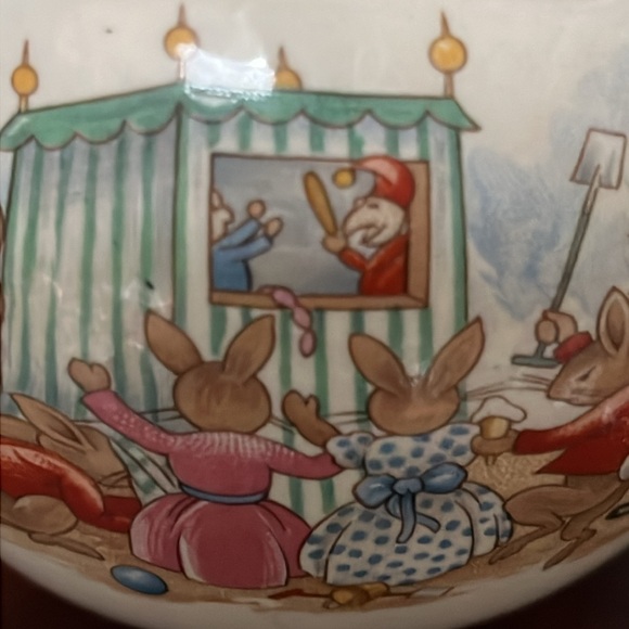 Royal Doulton Bunnykins Bank with Puppet Show & Bunny Rabbit Audience - Picture 4 of 12
